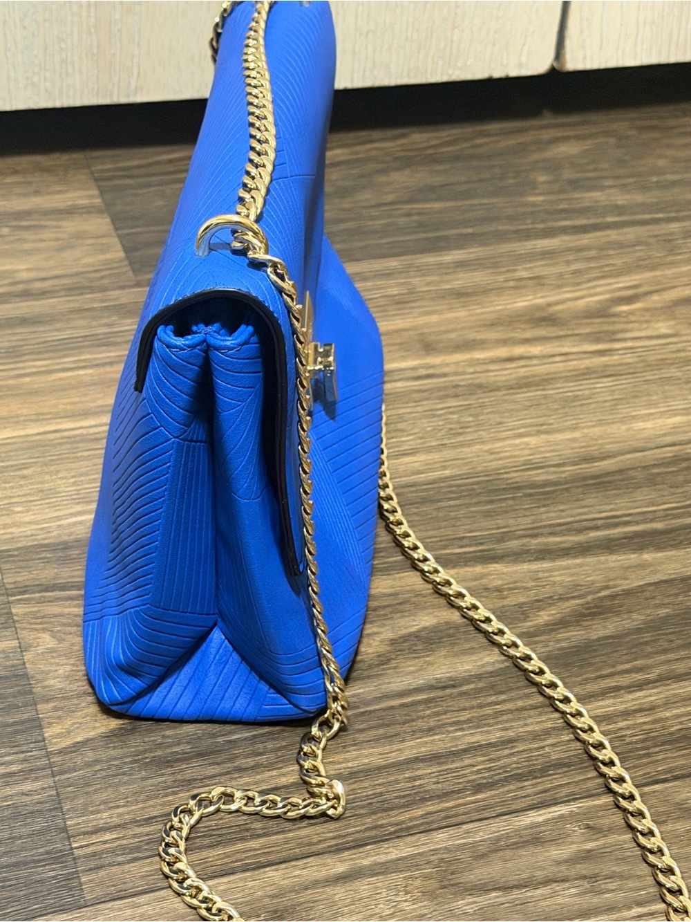 Aldo Electric Blue Crossbody Bag with Gold Chain - Picture 4 of 10